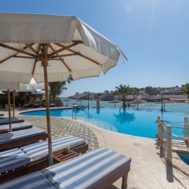 Sultan-Bey-Hotel-El-Gouna-pool-long-chairs